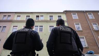 Sachsen, Meißen: Polizisten sind im Einsatz bei dem mutmaßlichen Tötungsdelikt in Meißen.