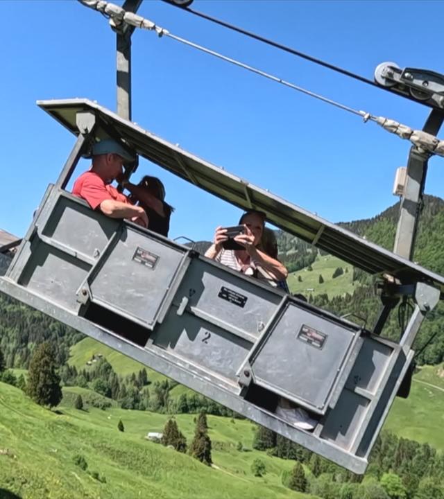 Kleinseilbahn, besetzt mit Touristen