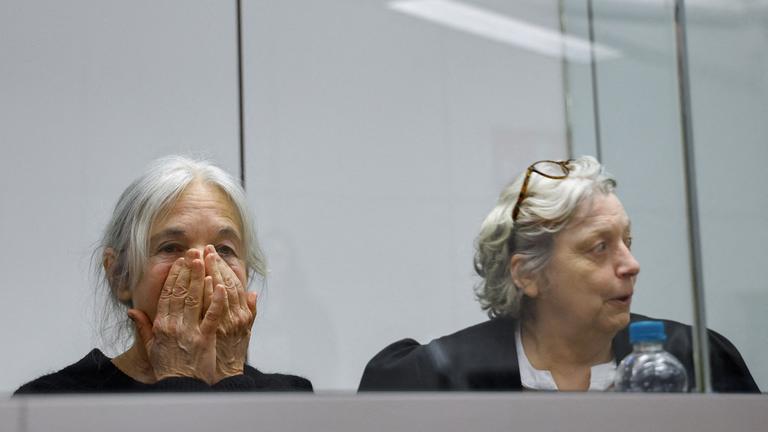 Daniela Klette vor Gericht neben ihrer Anwältin. Klette hält die Hände vor ihr Gesicht