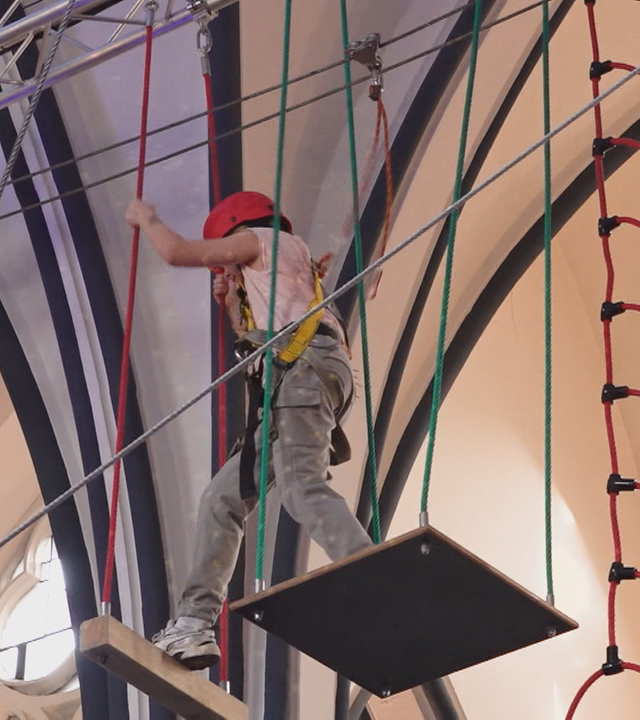 Eine Person klettert auf einem Gerüst in der Kirche herum