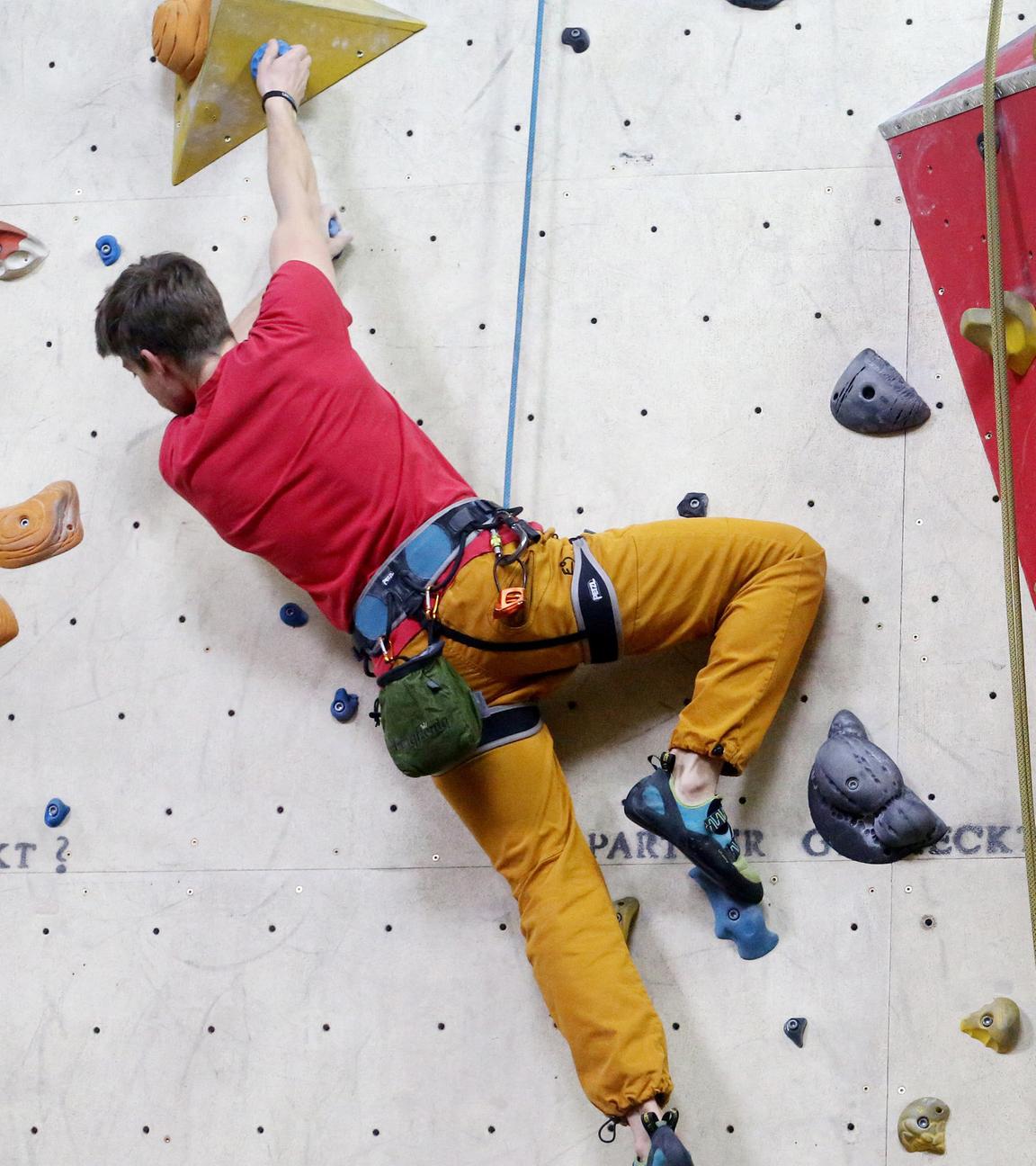 Bolderer an einer Kletterwand