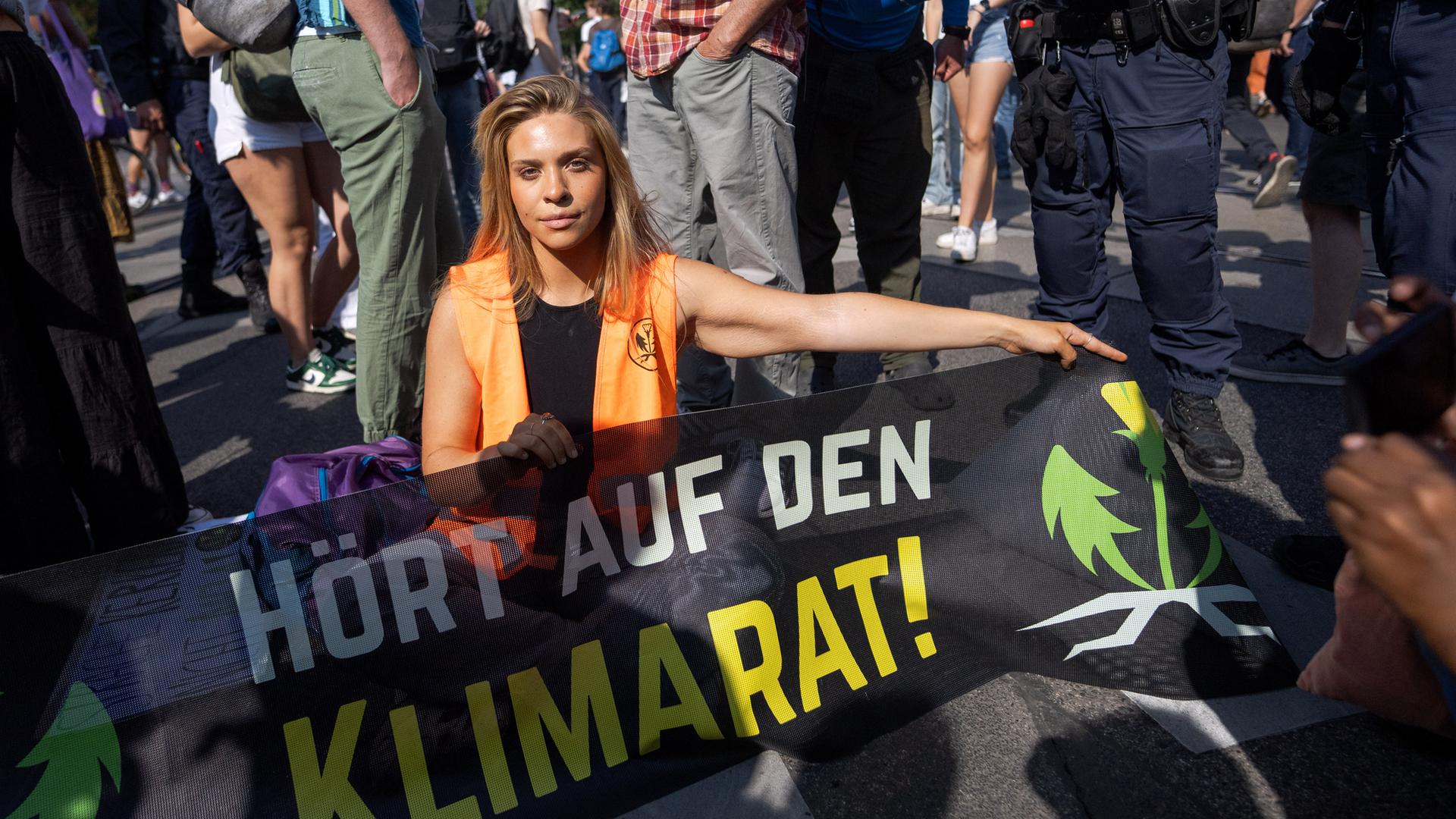 Österreich, Wien: Klima-Aktivistin Anja Windl hält ein Banner mit der Aufschrift "Hört auf den Klimarat". Archivbild