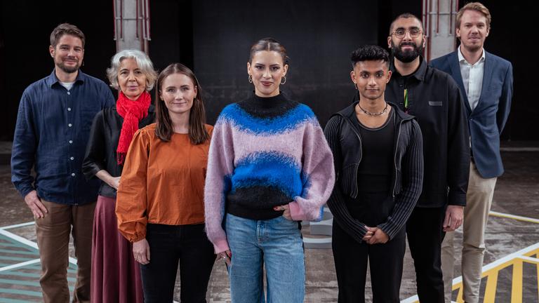 Salwa Houmsi steht mit ihren sechs Gästen auf dem 13-Fragen-Spielfeld.