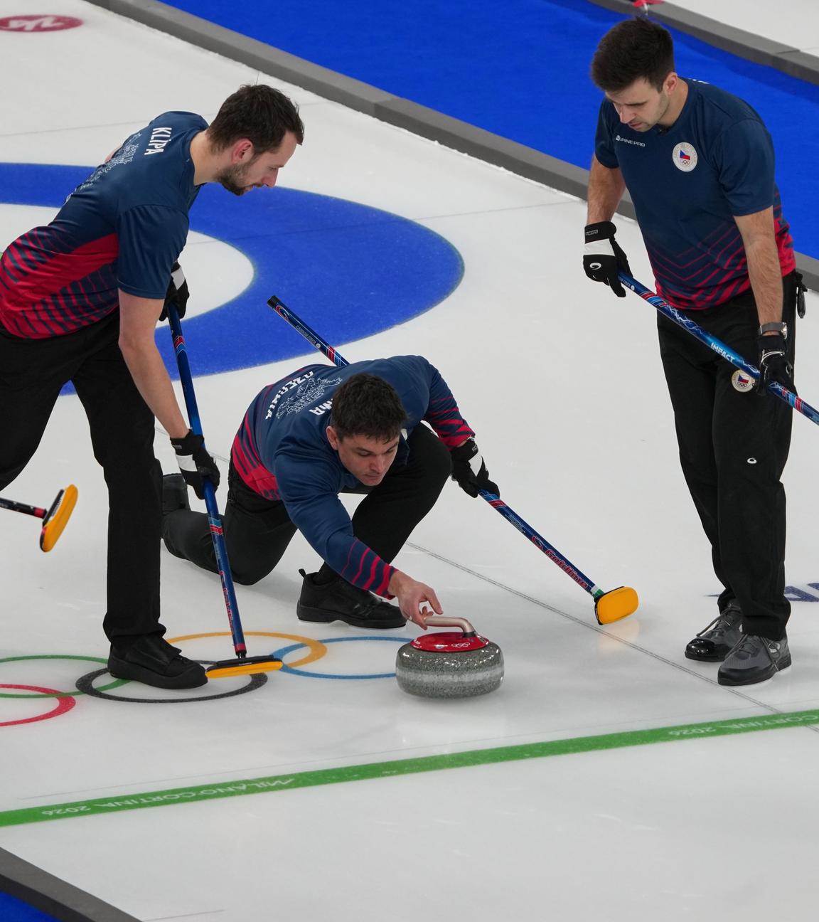 Das tschechische Curlingteam beim spielen des Curlingsteins bei den Olympischen Winterspielen 2026 in Cortina