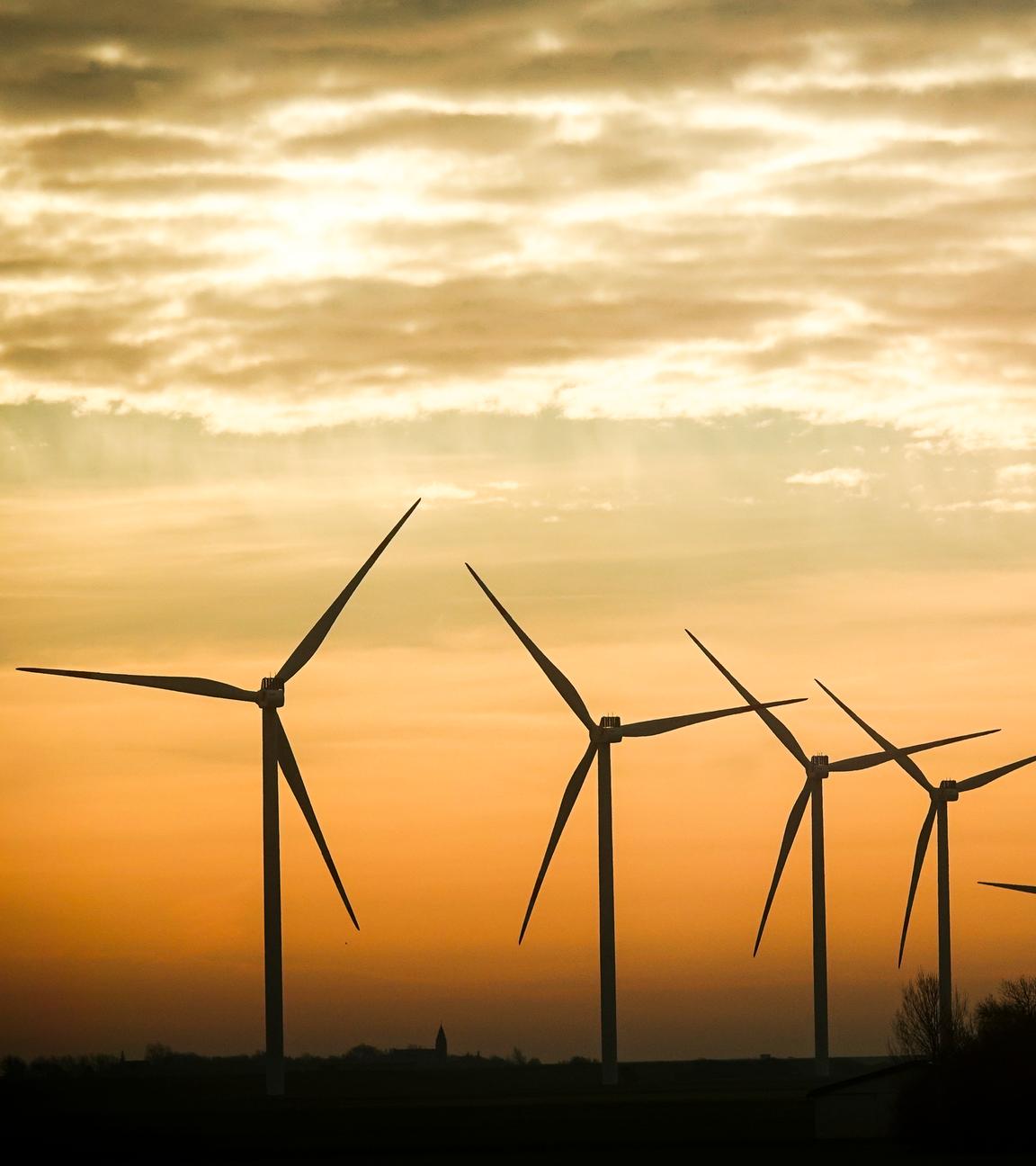 Windräder drehen sich in einem Windpark an der Nordsee.