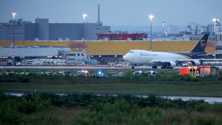 Klimaaktivisten kleben sich auf Flughafen Köln/Bonn fest, aufgenommen am 24.07.2024