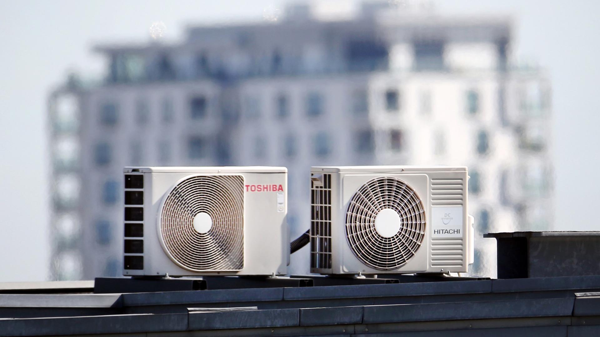 Klimageräte auf einem Dach