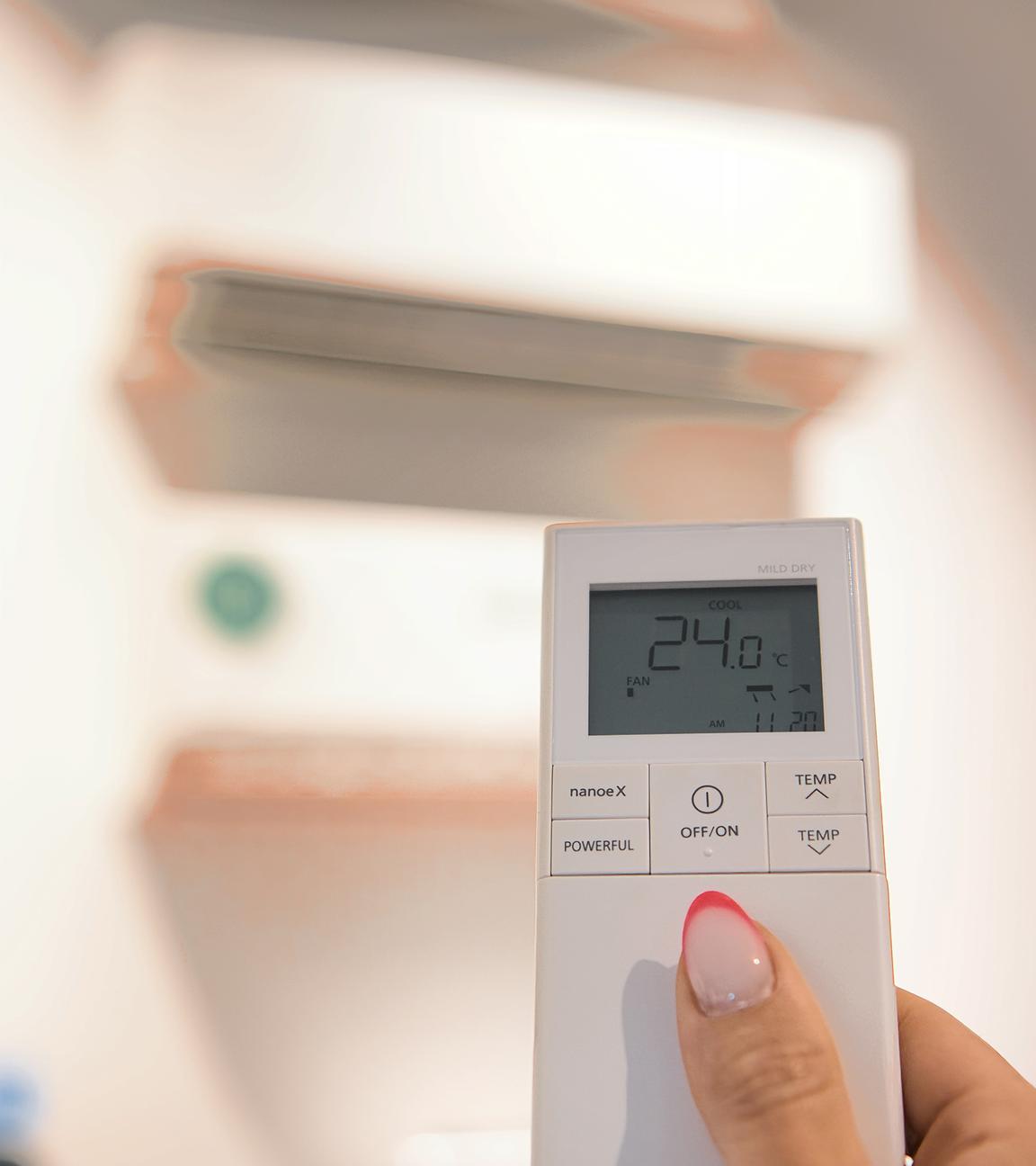 ARCHIV - 06.08.2025, Berlin: Eine Person reguliert mithilfe einer Fernbedienung die Temperatur einer Klimaanlage auf 24 Grad Celsius im Showroom der Firma Berliner Klima Klimaanlagen Technik und Service. 