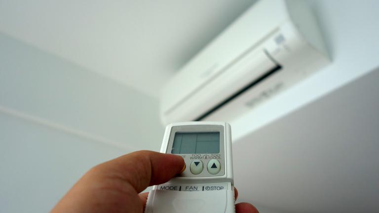 Klimaanlage und Fernbedienung zum Steuern