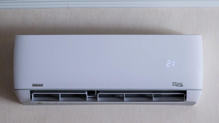 An der Wand einer Wohnung hängt eine Klimaanlage.