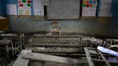 Eine stark verschlammtes Klassenzimmer in einer Schule Nepal: eine Folge der Sturzfluten am 30. August 2026. 