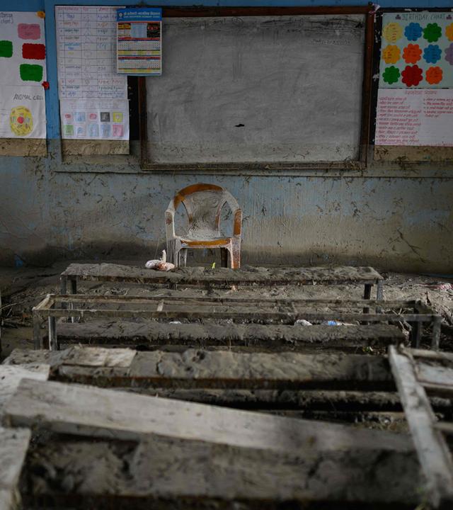 Schulbänke und ein Lehrerstuhl sind in einem stark verschlammten Klassenzimmer der Bageshwori-Sekundarschule in der Stadt Galchi (Distrikt Dhading, Nepal) zu sehen – eine Folge von Sturzfluten am 30. August 2026. 