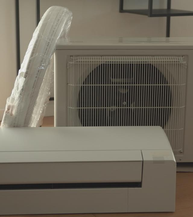 Drei unterschiedliche Klimageräte in einem Raum auf dem Boden