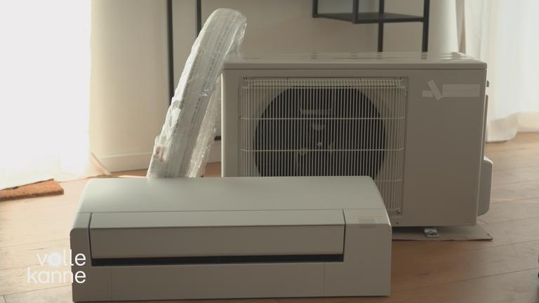 Drei unterschiedliche Klimageräte in einem Raum auf dem Boden