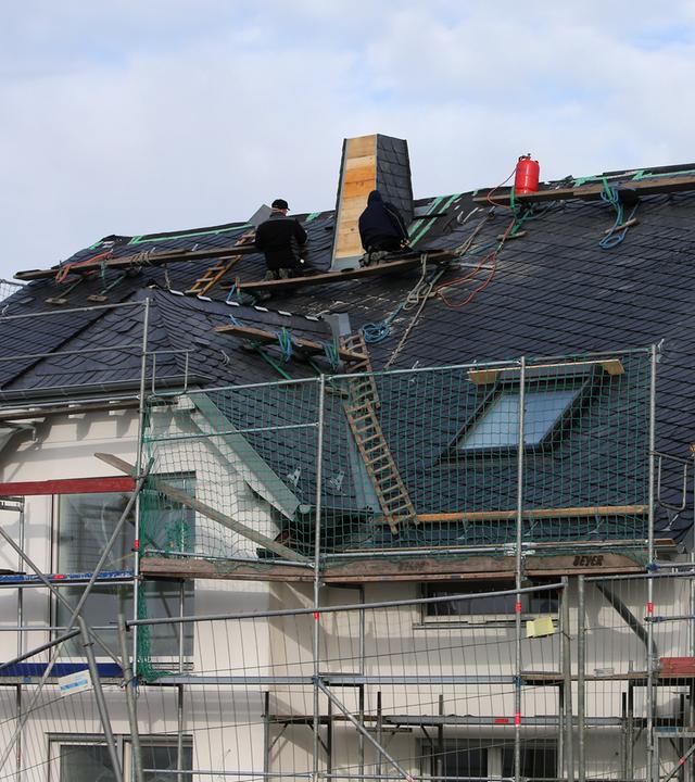 Männer arbeiten am Bau eines Hauses