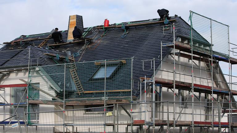 Männer arbeiten am Bau eines Hauses