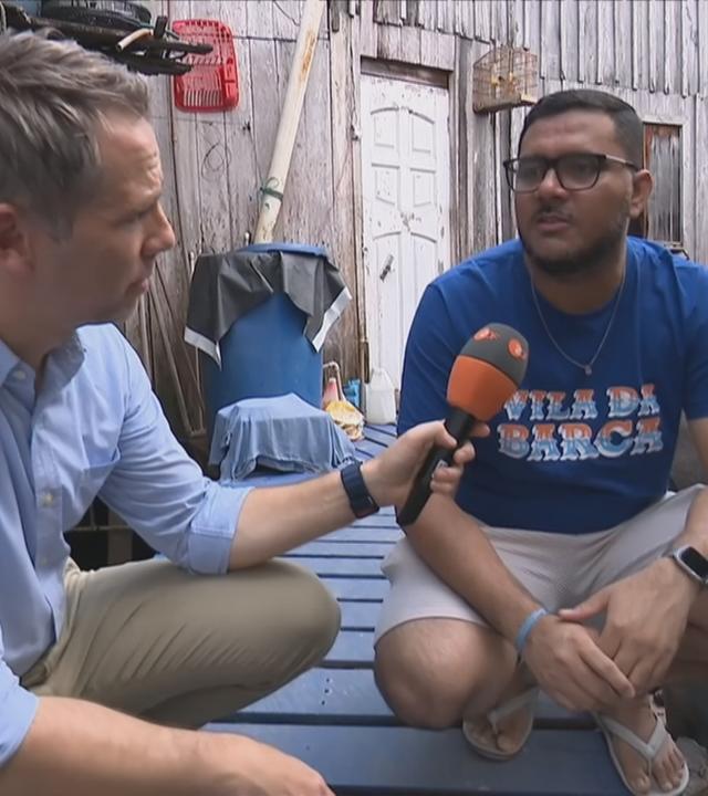 ZDF-Reporter kniet auf Boden
