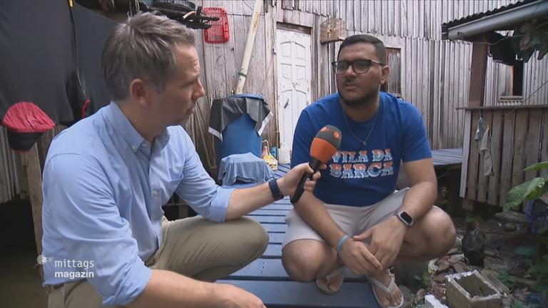 ZDF-Reporter kniet auf Boden