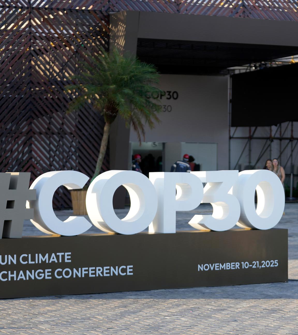 Brasilien, Belem: Ein Schriftzug für den bevorstehenden UN-Klimagipfel COP30 steht vor dem Pressezentrum in Belem im brasilianischen Bundesstaat Para. 