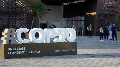 Brasilien, Belem: Ein Schriftzug für den bevorstehenden UN-Klimagipfel COP30 steht vor dem Pressezentrum in Belem im brasilianischen Bundesstaat Para. 