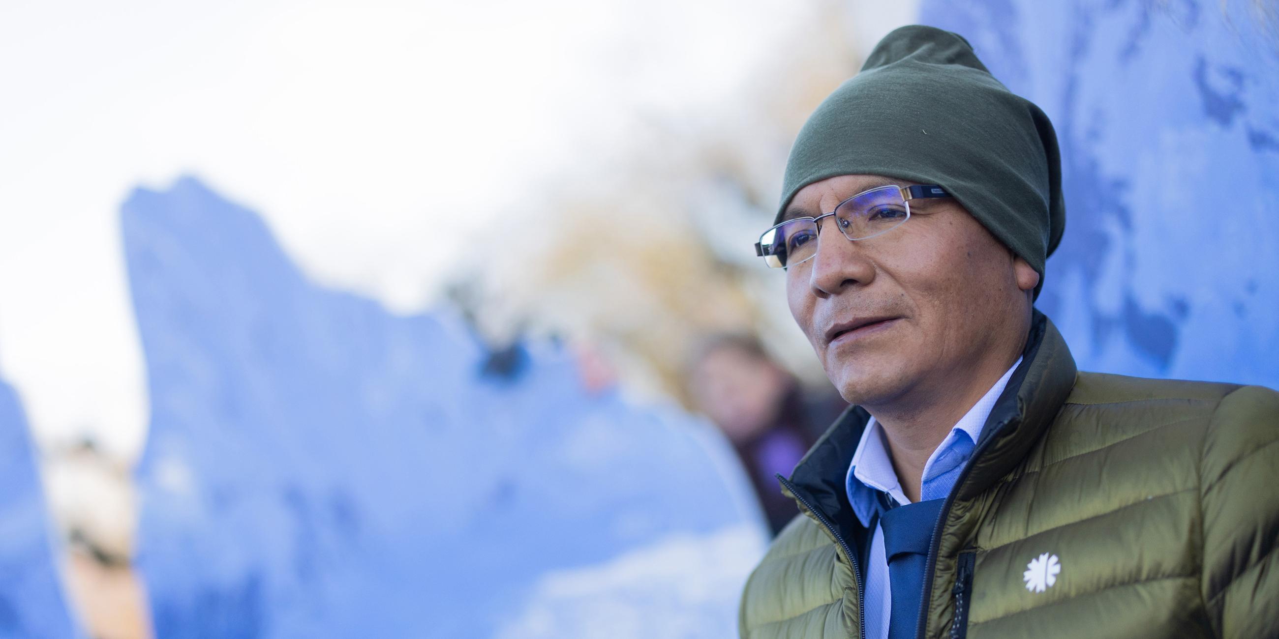 Der peruanische Bergbauer und Bergführer Saul Luciano Lliuya kommt zur mündlichen Verhandlung seiner Klimaklage gegen das Energieunternehmen RWE in das Oberlandesgericht am 17.03.2025