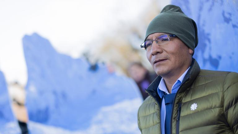 Der peruanische Bergbauer und Bergführer Saul Luciano Lliuya kommt zur mündlichen Verhandlung seiner Klimaklage gegen das Energieunternehmen RWE in das Oberlandesgericht am 17.03.2025