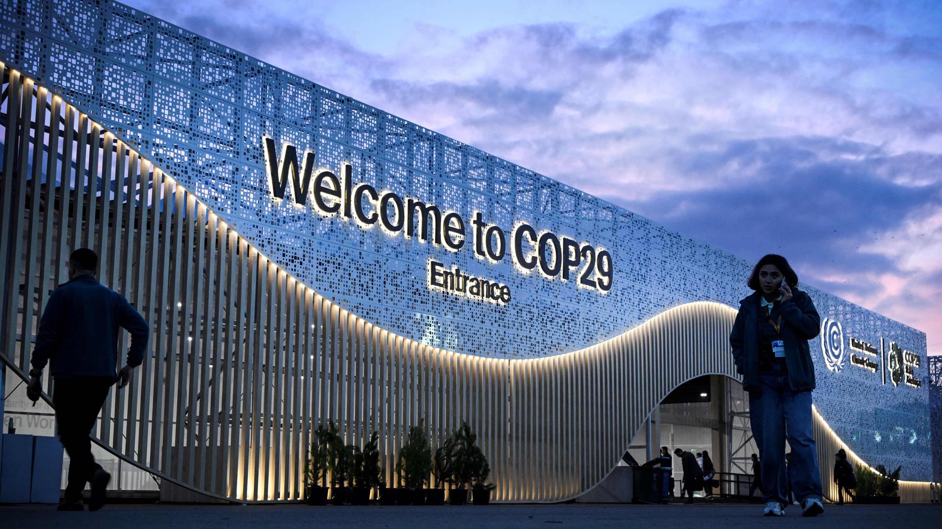 Zu sehen ist die Außenansicht des Gebäudes in Baku, in der die COP 29 stattfindet.