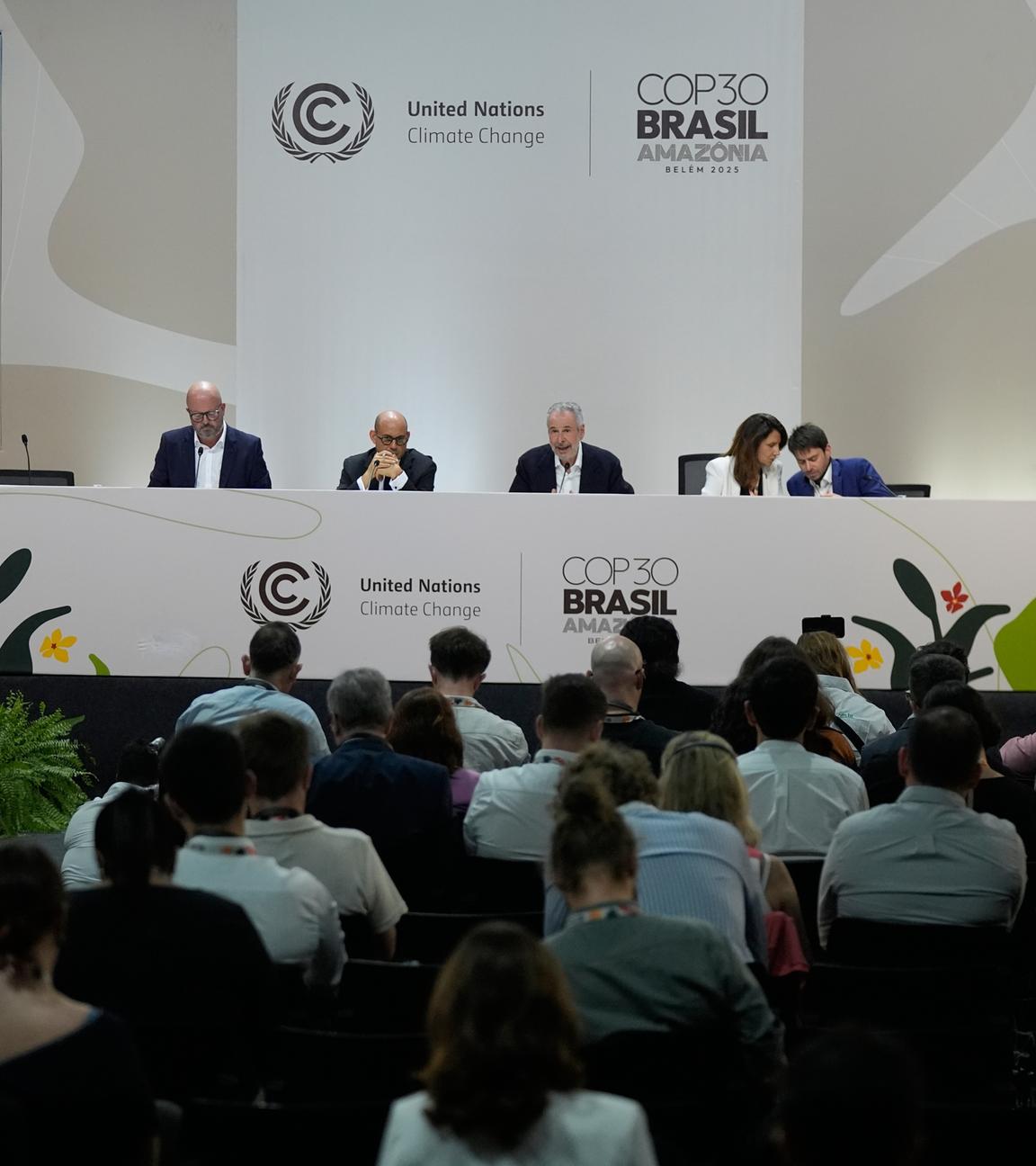 Simon Stiell (2.v.l), UN-Klimachef, hört André Corrêa do Lago (2.v.r), Präsident der COP30, während einer Pressekonferenz auf der Weltklimakonferenz COP30 zu. 
