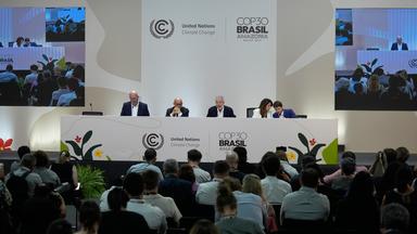 Simon Stiell (2.v.l), UN-Klimachef, hört André Corrêa do Lago (2.v.r), Präsident der COP30, während einer Pressekonferenz auf der Weltklimakonferenz COP30 zu. 