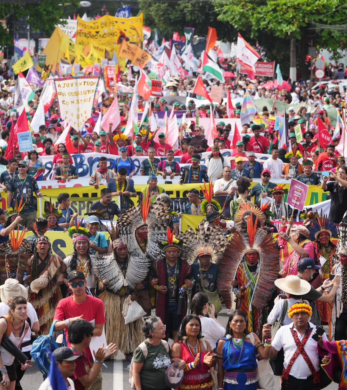 Aktivisten nehmen an einem Klimaprotest während des COP30-Klimagipfels in Belem