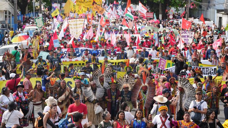 Aktivisten nehmen an einem Klimaprotest während des COP30-Klimagipfels in Belem