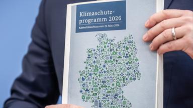 Carsten Schneider (SPD), Bundesminister für Umwelt, Klimaschutz, Naturschutz und nukleare Sicherheit, stellt das Klimaschutzprogramm 2026 der Bundesregierung vor.