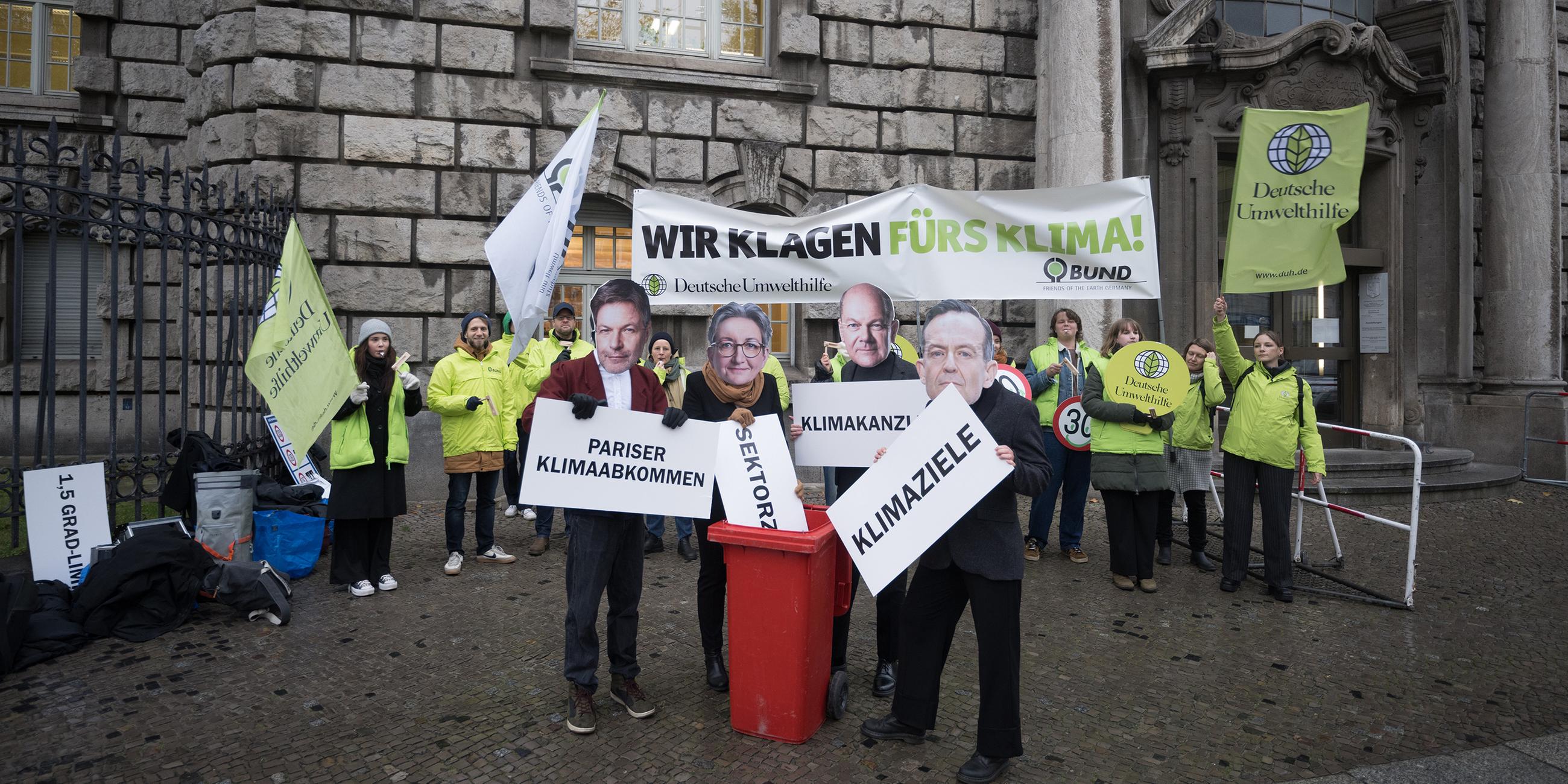 Mitglieder des Bunds für Umwelt und Naturschutz mit Klage für Klimaschutz vor Gericht