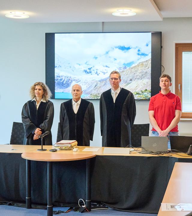 Astrid Henrichs, Richterin am Oberlandesgericht, Rolf Meyer, Vorsitzender Richter am Oberlandesgericht und Henning Kampf, Richter am Landgericht (v.l.n.r.) stehen bei vor der Urteilsverkündung zur Verhandlung der Klimaklage des peruanischen Bergbauern Lliuya gegen das Energieunternehmen RWE im Oberlandesgericht Hamm. Rechts die Vertreter des Klägers mit Anwältin Roda Verheyen (3.v.r.).