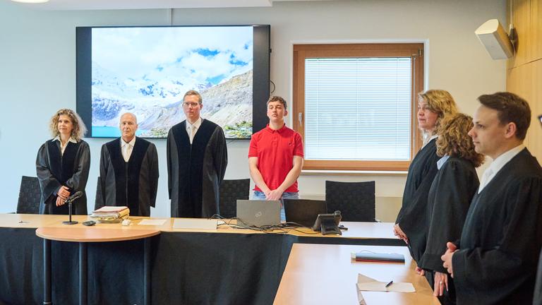 Astrid Henrichs, Richterin am Oberlandesgericht, Rolf Meyer, Vorsitzender Richter am Oberlandesgericht und Henning Kampf, Richter am Landgericht (v.l.n.r.) stehen bei vor der Urteilsverkündung zur Verhandlung der Klimaklage des peruanischen Bergbauern Lliuya gegen das Energieunternehmen RWE im Oberlandesgericht Hamm. Rechts die Vertreter des Klägers mit Anwältin Roda Verheyen (3.v.r.).