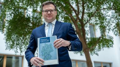 Carsten Schneider (SPD), Bundesminister für Umwelt, Klimaschutz, Naturschutz und nukleare Sicherheit, stellt das Klimaschutzprogramm 2026 der Bundesregierung vor.