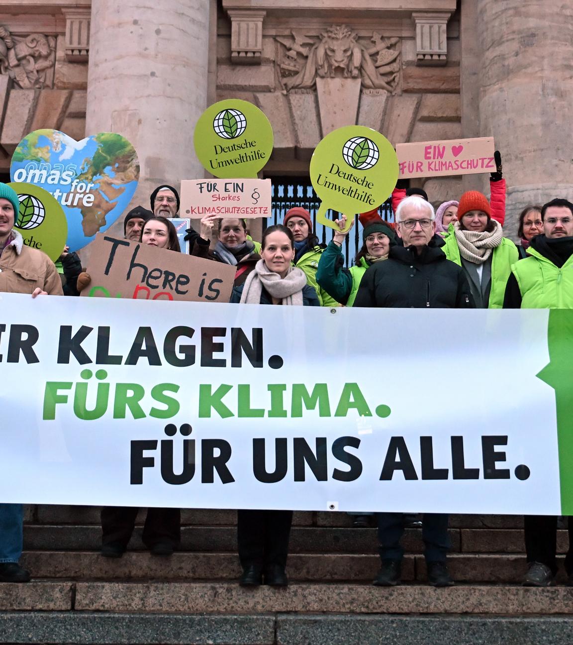 Aktivistinnen und Aktivisten der Deutschen Umwelthilfe bei einer Protestaktion von dem Bundesverwaltungsgericht.