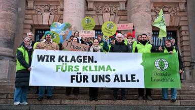 Aktivistinnen und Aktivisten der Deutschen Umwelthilfe bei einer Protestaktion von dem Bundesverwaltungsgericht.
