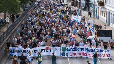 Demozug mit Bannern in Hamburg