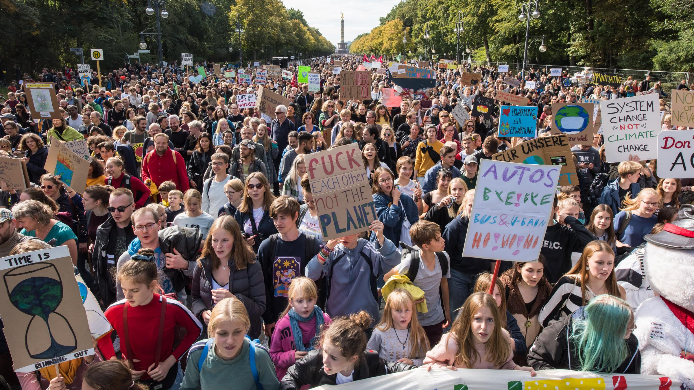 Mehr als 200.000 Menschen sind am Freitag (20.09.2019) in Berlin dem Aufruf von "Fridays for Future" zum Klimastreik gefolgt. 