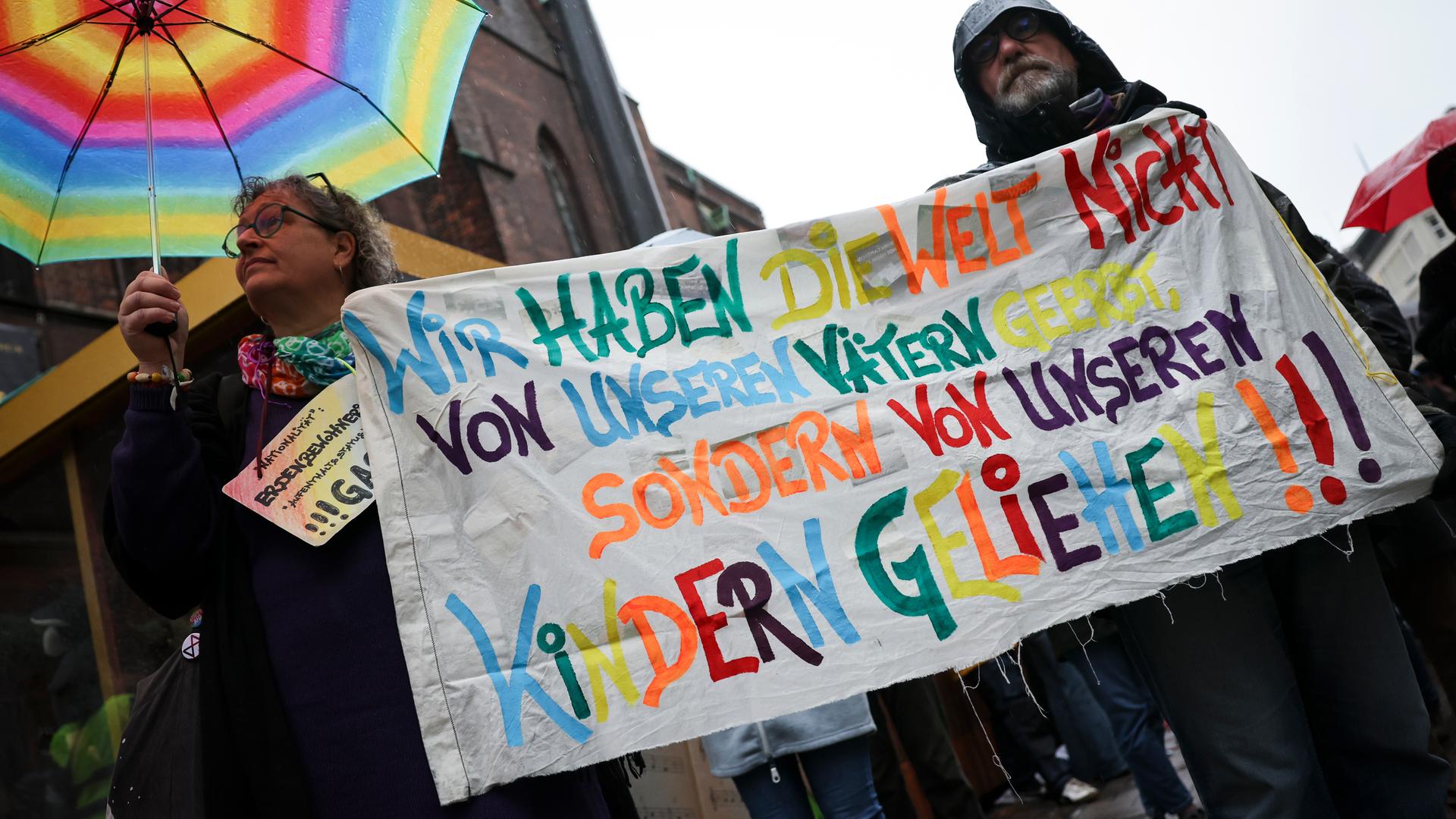 Anhängerinnen und Anhänger der Klimabewegung Fridays for Future (FFF) bei einer Demonstration auf der Mönckebergstraße in der Hamburger Innenstadt.