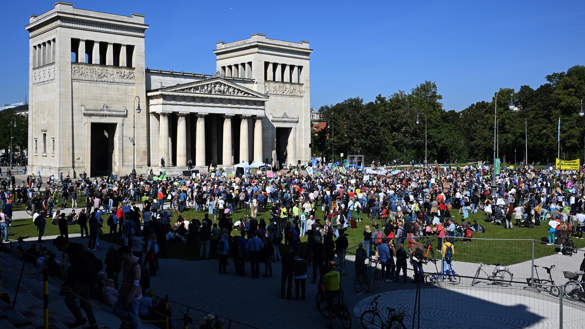 Bayern, München: Demonstranten stehen auf dem Münchner Königsplatz.