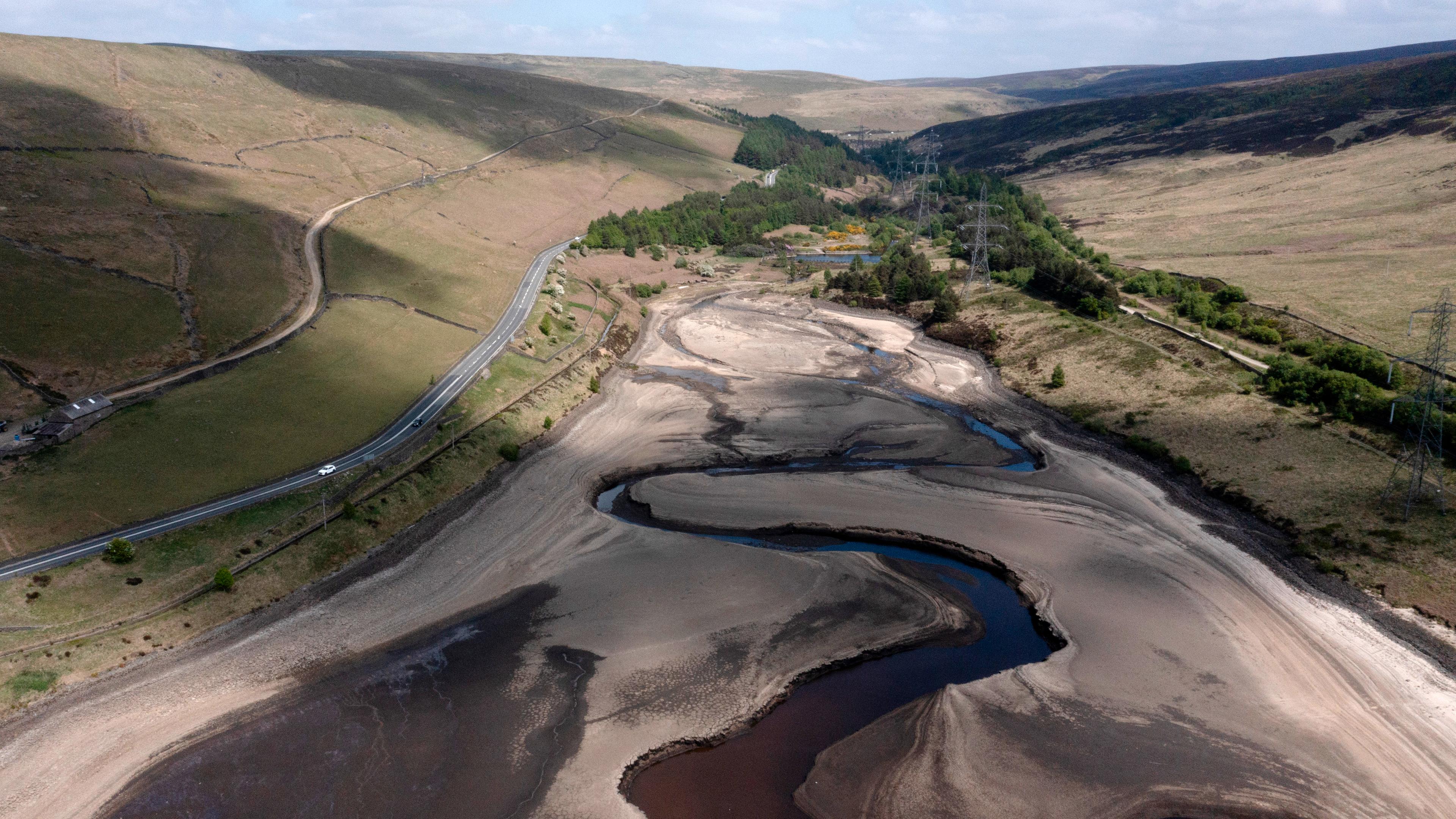 Am Woodhead Reservoir in Derbyshire, England, ist ein niedriger Wasserstand zu beobachten, da die Region von einer erheblichen Dürre betroffen ist