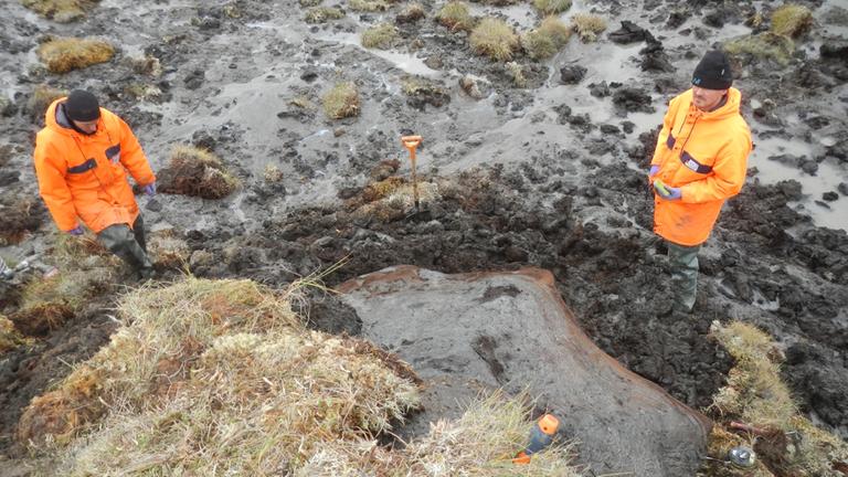 AWI-Permafrostexperte Dr. Guido Grosse (rechts) und sein Kollege Matthias Fuchs untersuchen Thermokarst-Erhebungen auf der sibirischen Halbinsel Bykovsky.