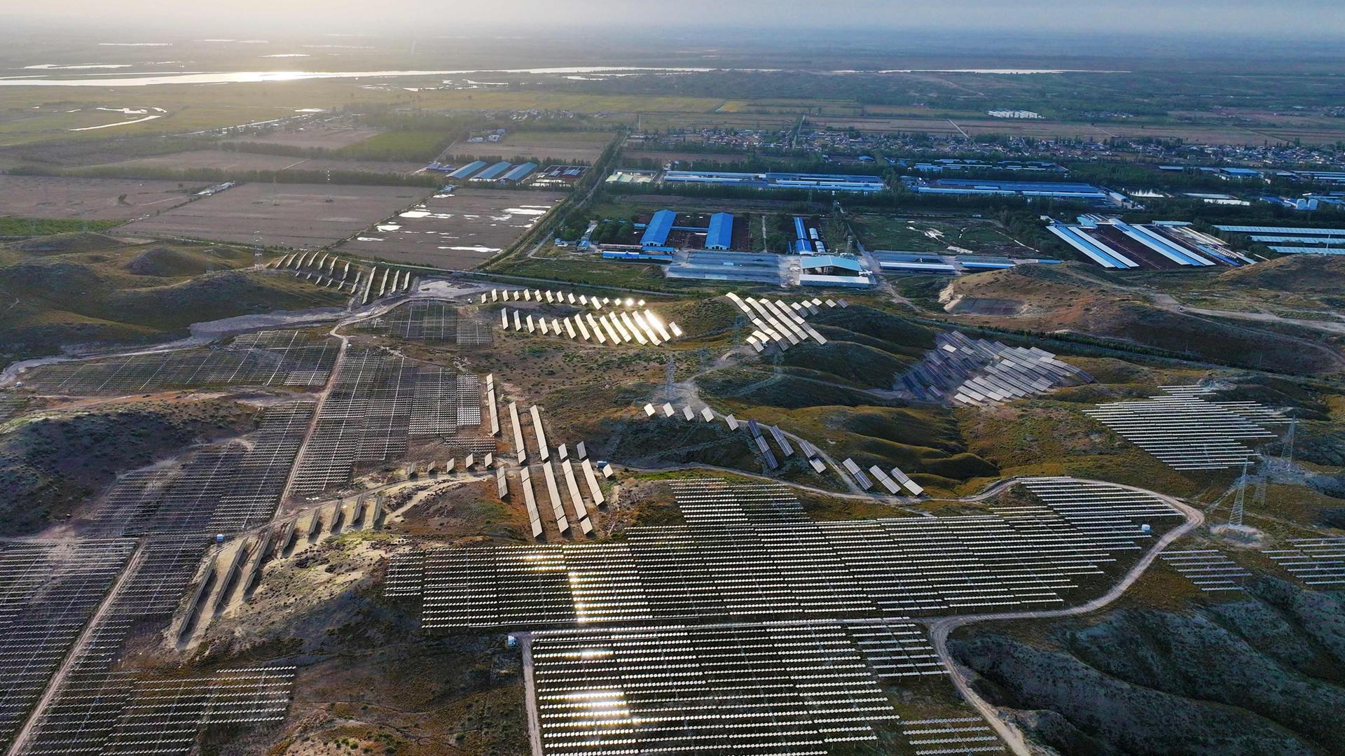 Solarmodule stehen auf Feldern und Hügeln der vierten Photovoltaikanlage von Yinchuan in der nordchinesischen Region Ningxia.