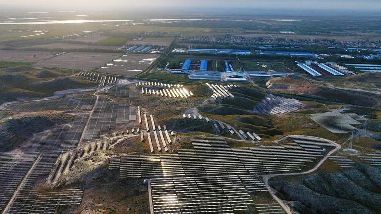 Solarmodule stehen auf Feldern und Hügeln der vierten Photovoltaikanlage von Yinchuan in der nordchinesischen Region Ningxia.