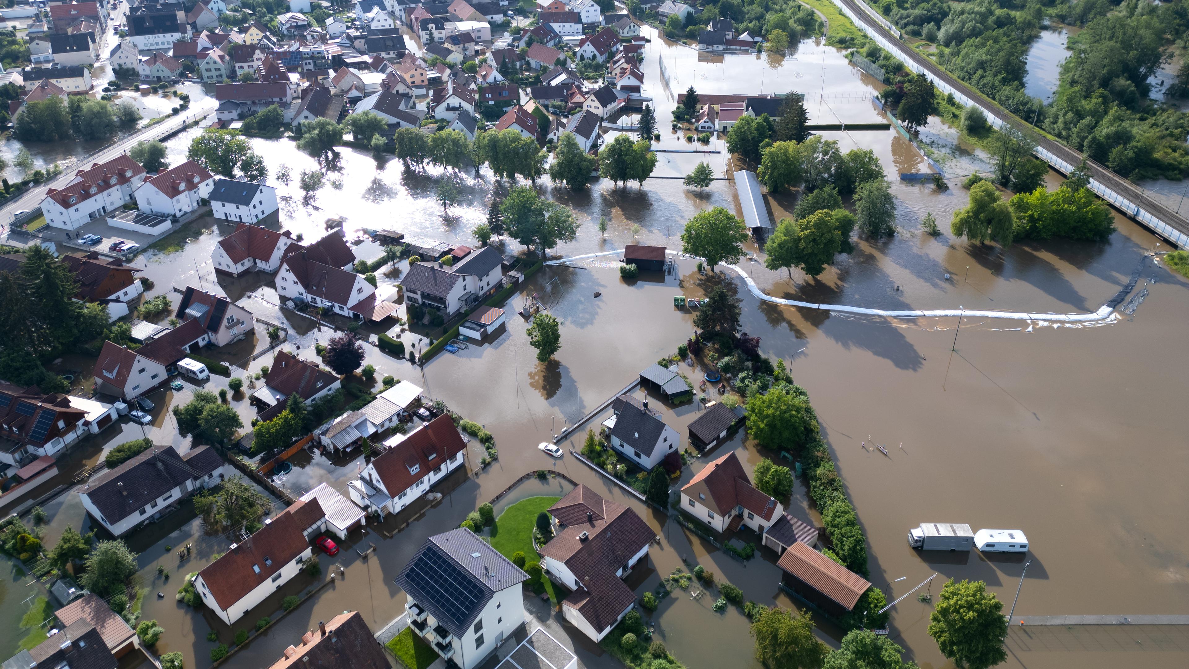 Luftaufnahme der Überschwemmungen im bayerischen Reichertshofen.