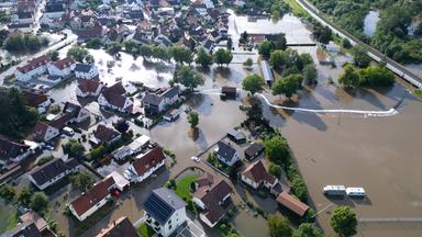 Luftaufnahme der Überschwemmungen im bayerischen Reichertshofen.