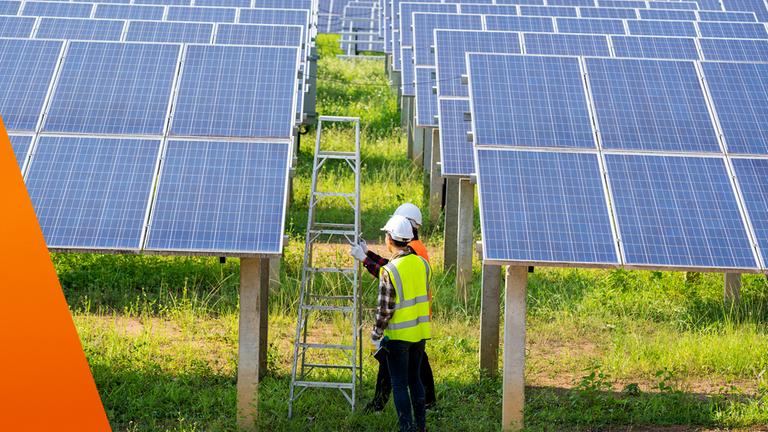 Solaranlage mit zwei Installateuren