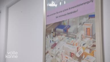 Schild mit "Wir eereichen Sie eine Arzneimittelversorgung bei minimalen Beständen?"